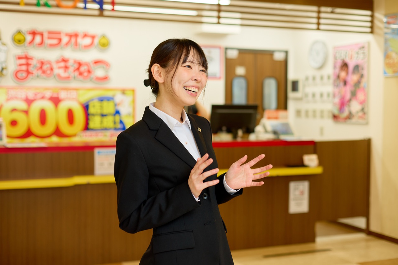 A Manekineko manager mid-conversation in the lobby